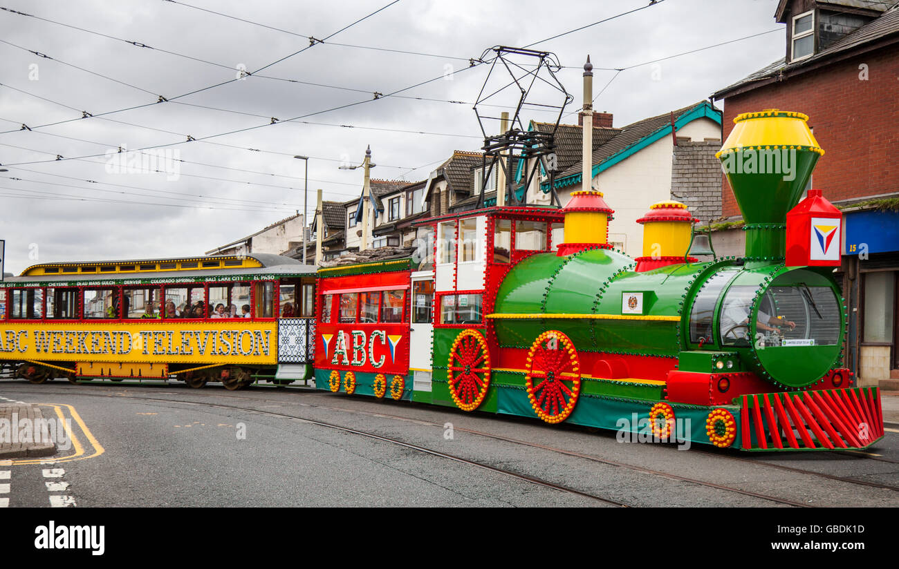 Tour del tram Santa Fe Heritage sulla passeggiata a Blackpool South Shore, Lancashire, Regno Unito. Treno Occidentale illuminato 733+734 1962 Rosso, Verde e giallo Vintage streetcar, filobus, filobus in movimento, settore dei trasporti pubblici a emissioni zero in Inghilterra. Foto Stock