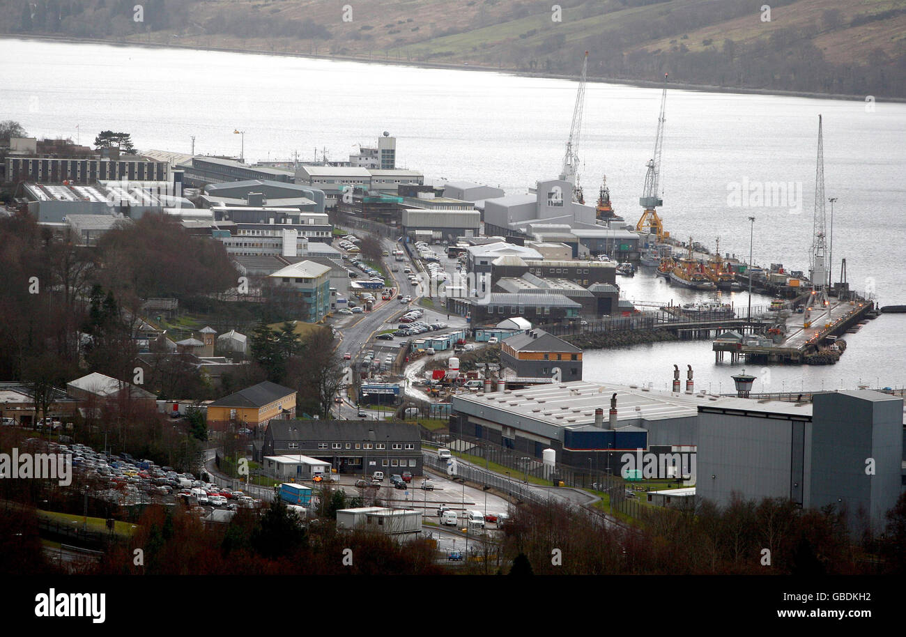 Una vista generale della base della Marina di Faslane sul Clyde, Scozia, dove l'HMS Vanguard è attualmente attraccato dopo che è stato coinvolto in un incidente con il sub francese le Triomphant nel mezzo dell'Atlantico. Foto Stock