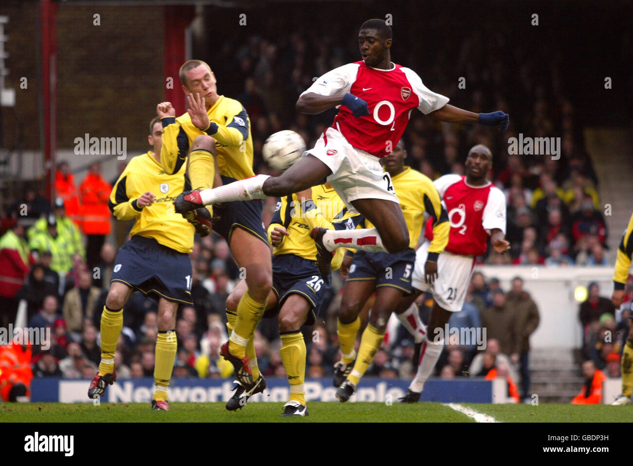 Il Kolo Toure dell'Arsenal salta in alto per sfidare la palla Con Kevin Nolan di Bolton Wanderers Foto Stock