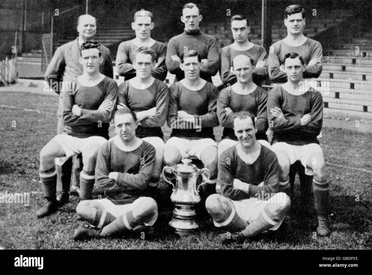 Lato vincitore della Coppa fa di Cardiff City: (Fila posteriore, l-r) Jimmy Nelson, Tom Farquharson, Tom Watson, George McLachlan; (fila centrale, l-r) Tom Sloan, Sam Irving, Fred Keenor, Billy Hardy, Len Davies; (prima fila, l-r) Ernie Curtis, Hugh Ferguson Foto Stock