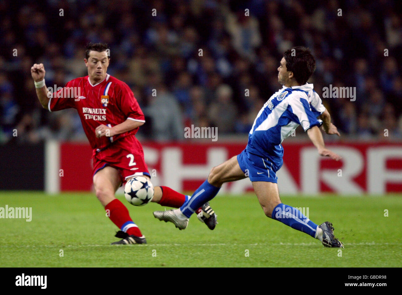 Calcio - UEFA Champions League - Quarta finale - prima tappa - FC Porto / Olympique Lyonnais. Il Deco (r) del FC Porto e Eric Deflandre (l) dell'Olympique Lyonnais combattono per la palla Foto Stock