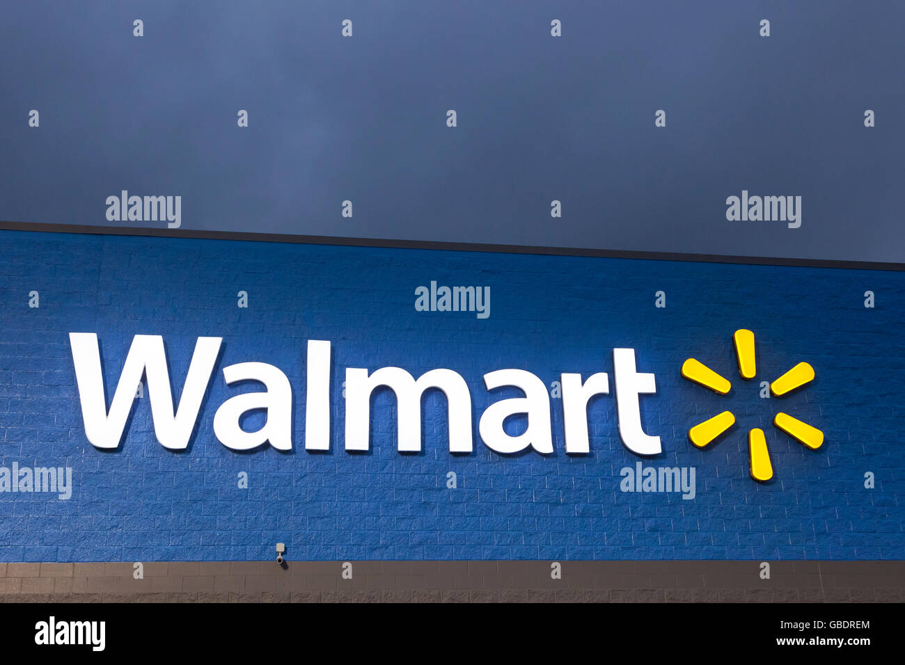 Walmart segno illuminata di notte Foto Stock