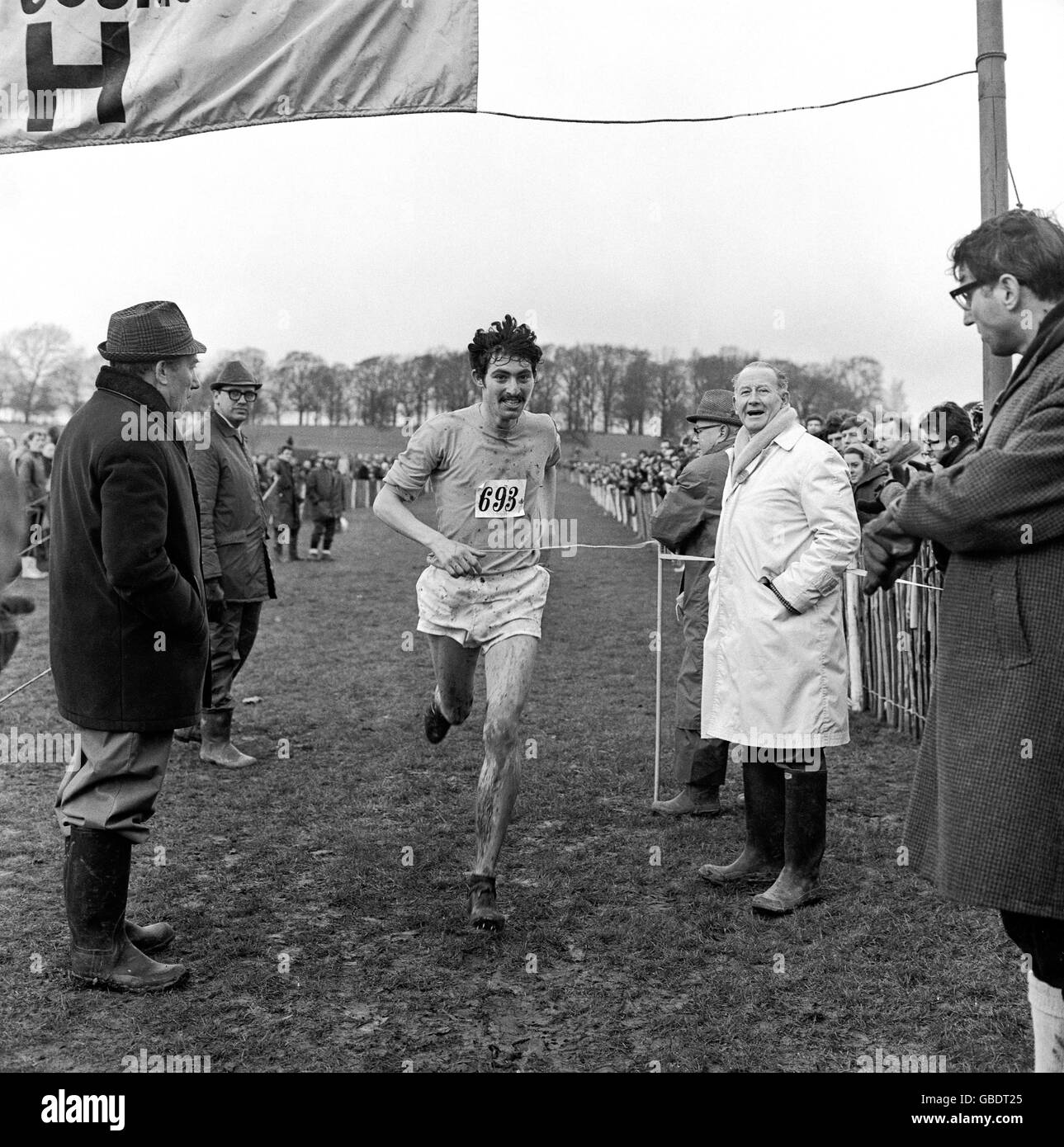 Atletica - Southern Counties Senior Cross Country Championships - Parliament Hill. Dave Bedford supera la linea per vincere Foto Stock