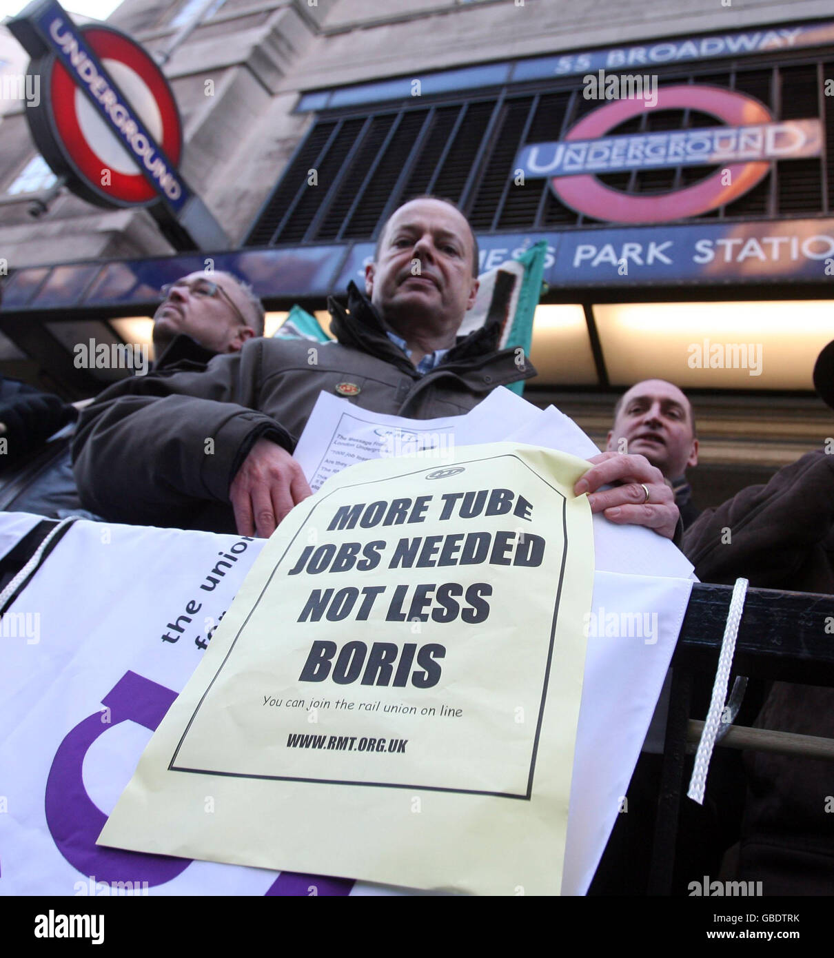I lavoratori sotterranei fuori dalla sede centrale della St James Park Station a Londra, protestando contro i tagli di lavoro proposti dai boss di Tube. Foto Stock