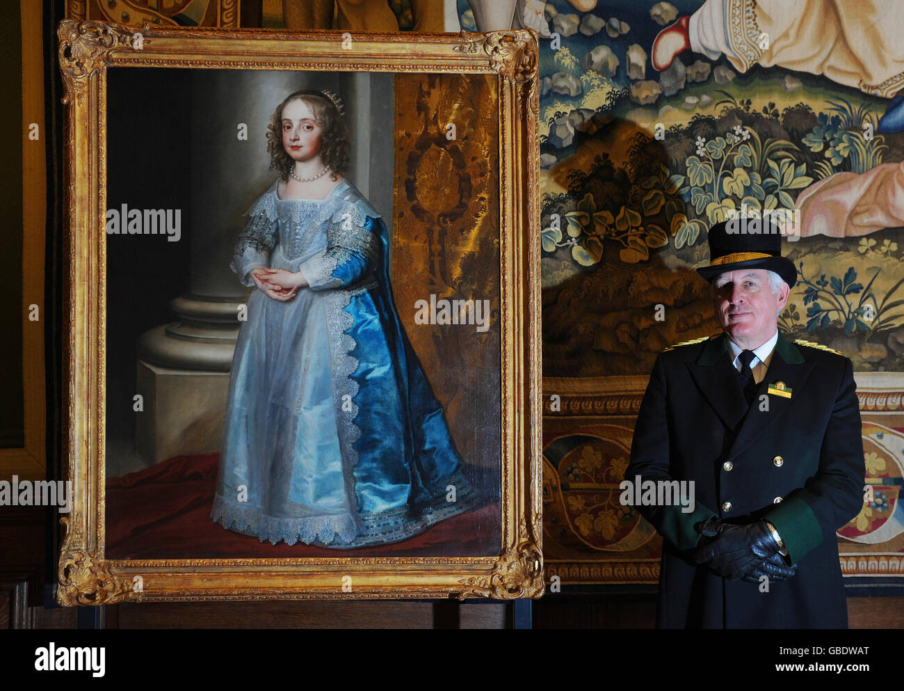 State Apartment Warder Alan Davies si trova a cura della Principessa Mary di Anthony van Dyck (1631-1660), che si trova a Hampton Court Palace, Londra, dopo più di 360 anni di assenza. Foto Stock