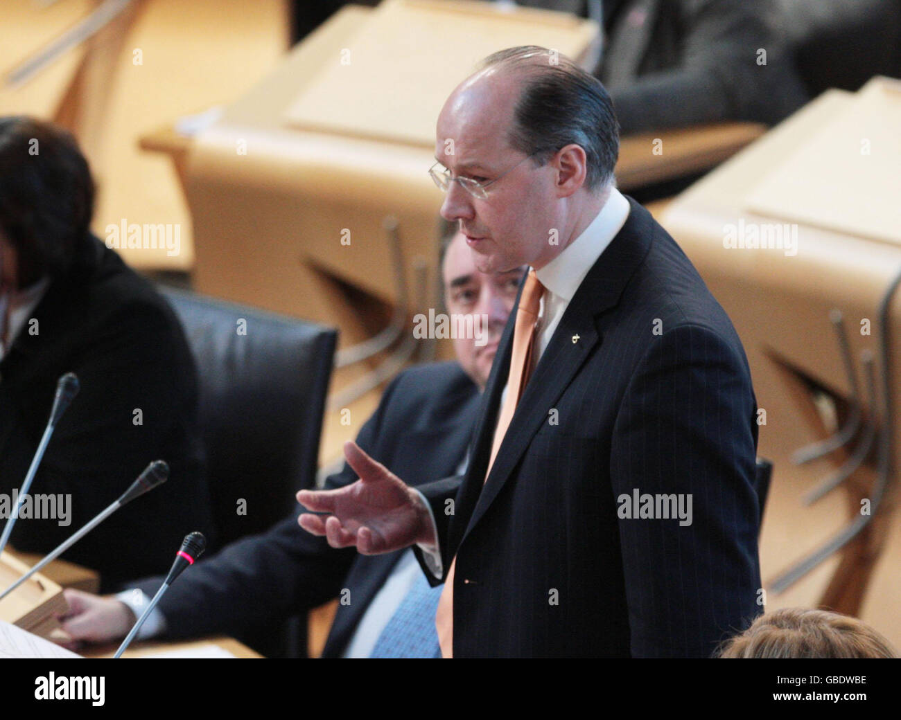Il Segretario delle Finanze scozzese John Swinney (destra) parla durante un dibattito sulle finanze pubbliche locali, come osserva il primo Ministro Alex Salmond. parlamento scozzese, Edimburgo. Foto Stock