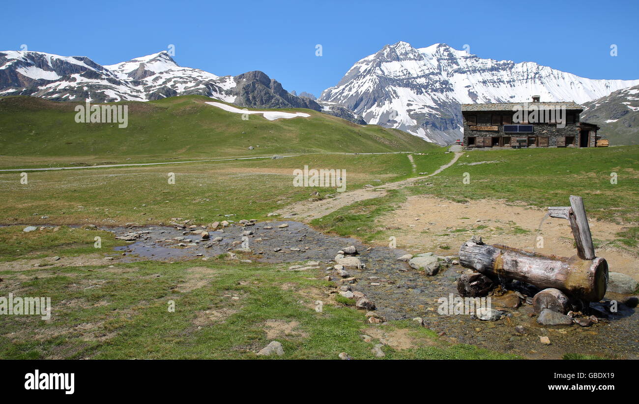 Plan-du-Lac rifugio con Pointe de la Réchasse e Grande casse in background, il Parco Nazionale della Vanoise, Alpi del Nord, Savoie Foto Stock