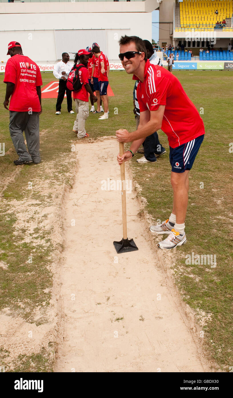Graeme Swann in Inghilterra aiuta a scavare le run up dopo che il gioco è stato abbandonato al secondo test al Sir Vivian Richards Cricket Ground, Antigua. Foto Stock