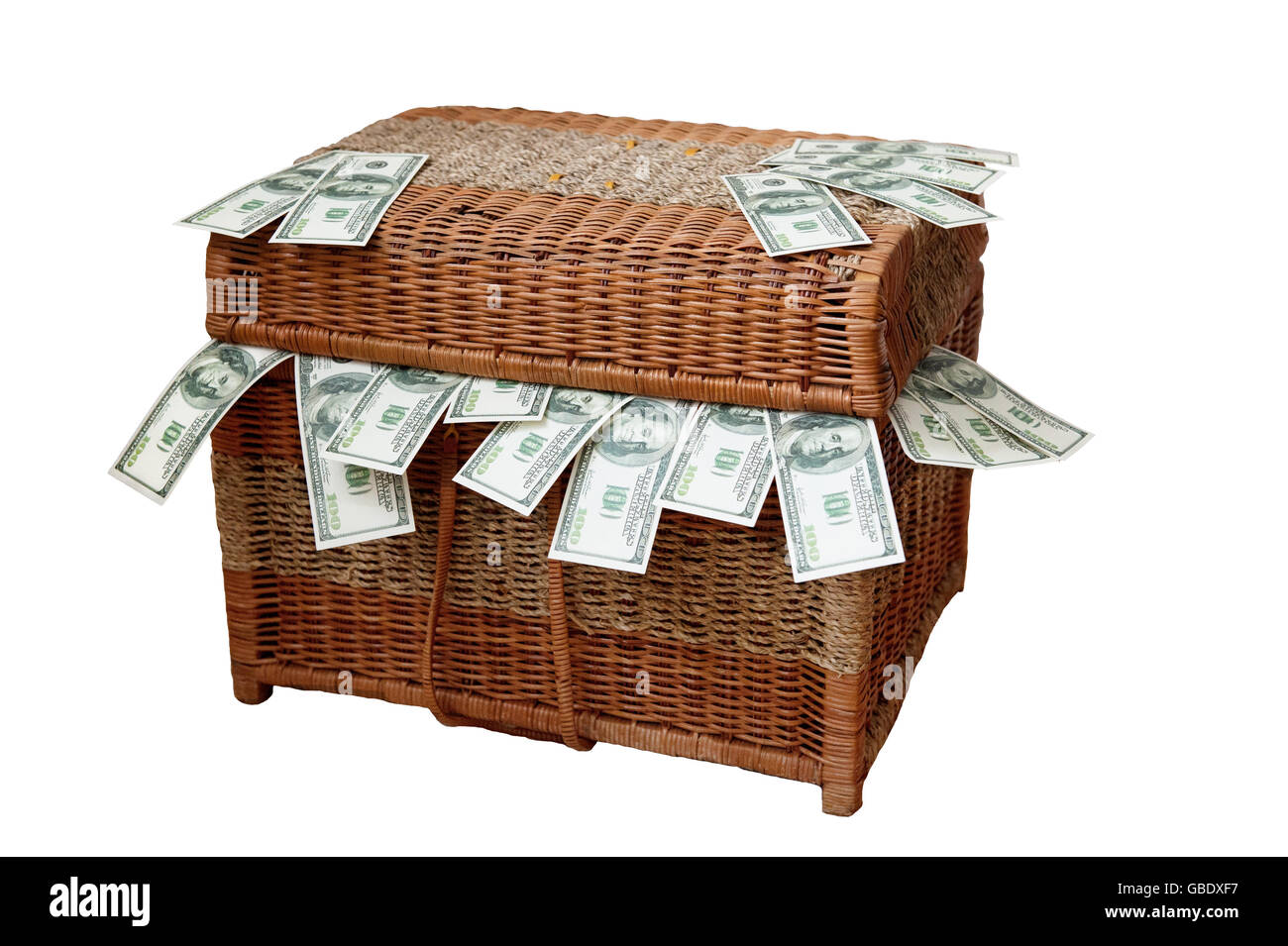 Scatola di vimini con dollari su sfondo isolato Foto Stock