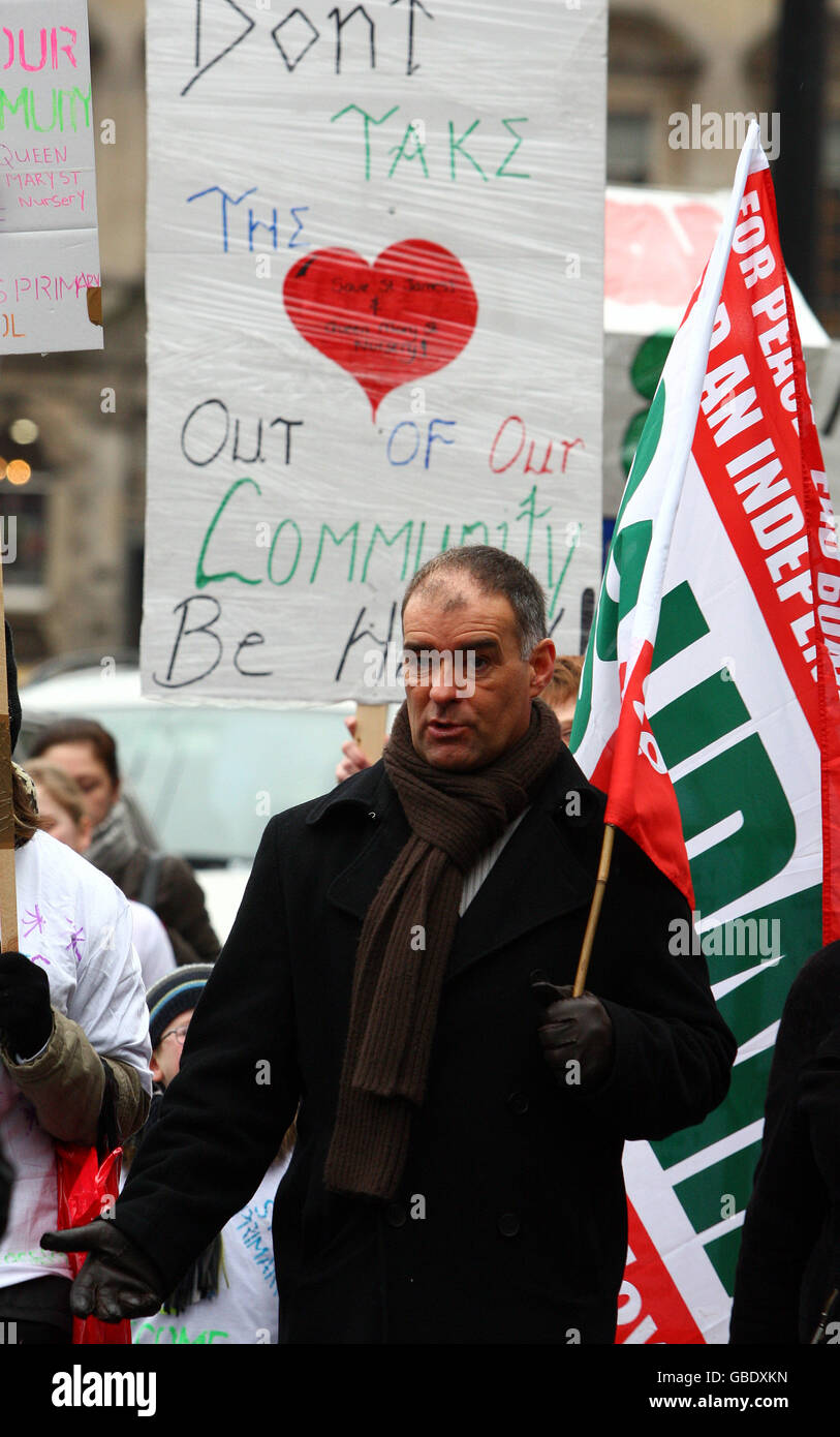 Tommy Sheridan si unisce ai sostenitori della Save Our Schools Campaign, in un raduno di protesta per la proposta chiusura delle scuole primarie e materne locali a Glasgow. Foto Stock