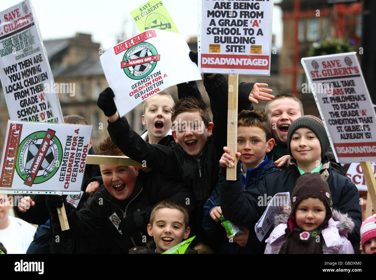 Sostenitori della Save Our Schools Campaign, in occasione di un raduno di protesta per la proposta chiusura delle scuole primarie e materne locali a Glasgow. Foto Stock