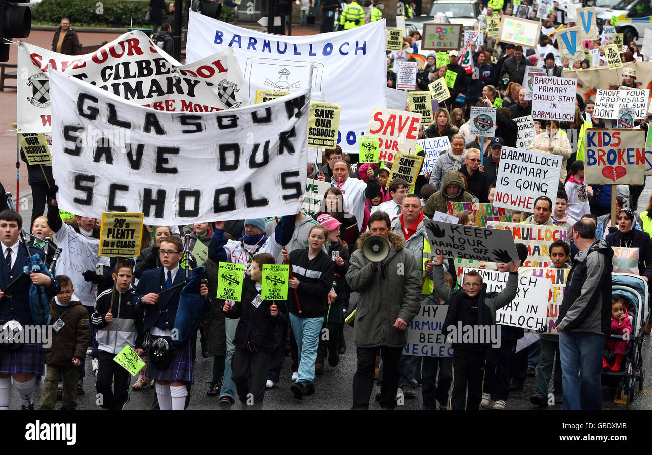 Sostenitori della Save Our Schools Campaign, in occasione di un raduno di protesta per la proposta chiusura delle scuole primarie e materne locali a Glasgow. Foto Stock