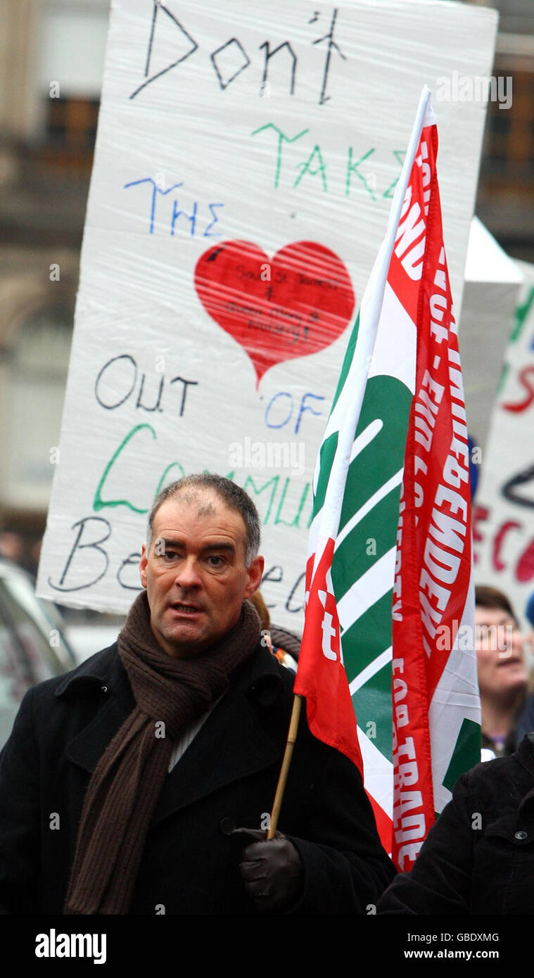Tommy Sheridan si unisce ai sostenitori della Save Our Schools Campaign, in un raduno di protesta per la proposta chiusura delle scuole primarie e materne locali a Glasgow. Foto Stock