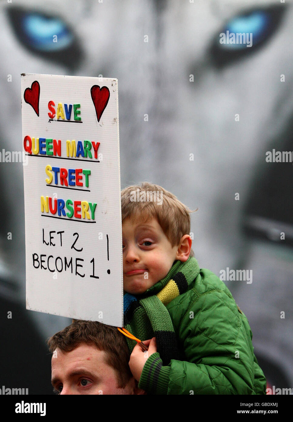 Jonathan Gamble, di quattro anni, di Glasgow, si unisce ai sostenitori della Save Our Schools Campaign, in occasione di una manifestazione di protesta per la proposta chiusura delle scuole primarie e materne locali a Glasgow. Foto Stock