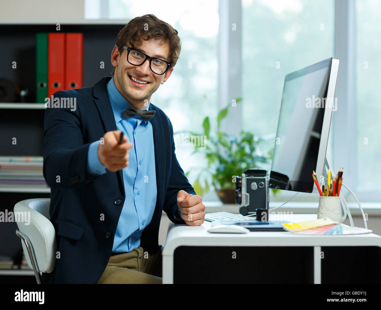 Bel giovane uomo che lavora da casa ufficio - il moderno concetto di business Foto Stock