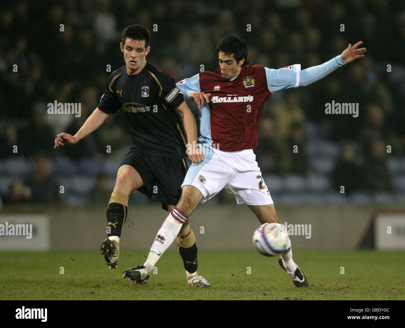 Burnley's Rhys Williams e Scott Dann di Coventry City (a sinistra) combattono per la palla durante la partita del campionato Coca-Cola a Turf Moor, Burnley. Foto Stock