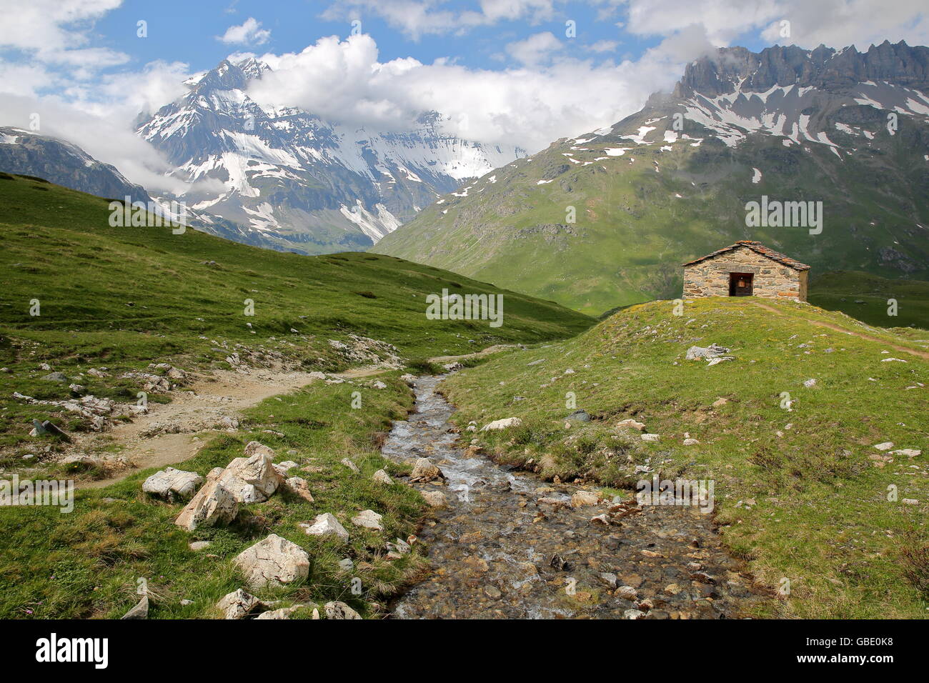 Vista della Grande casse (3855m) con St Barthelemy Cappella in primo piano, il Parco Nazionale della Vanoise, Alpi del Nord, Savoie, Francia Foto Stock