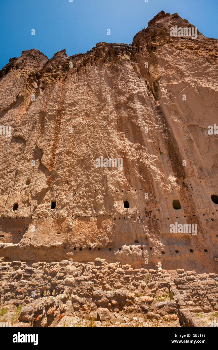 Casa lunga scogliera abitazioni scavate nel tufo vulcanico dagli Anasazi, Frijoles Canyon, Bandelier National Monument, Nuovo Messico, STATI UNITI D'AMERICA Foto Stock