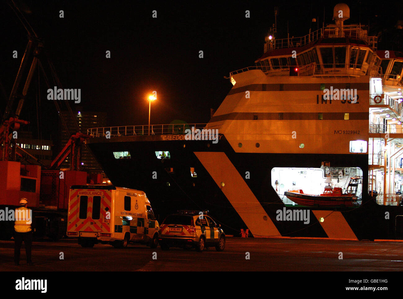 L'elicottero si schianta nel Mare del Nord. L'equipaggio da un elicottero che si è accampato vicino a una piattaforma del Mare del Nord arriva al porto di Aberdeen questa mattina. Foto Stock