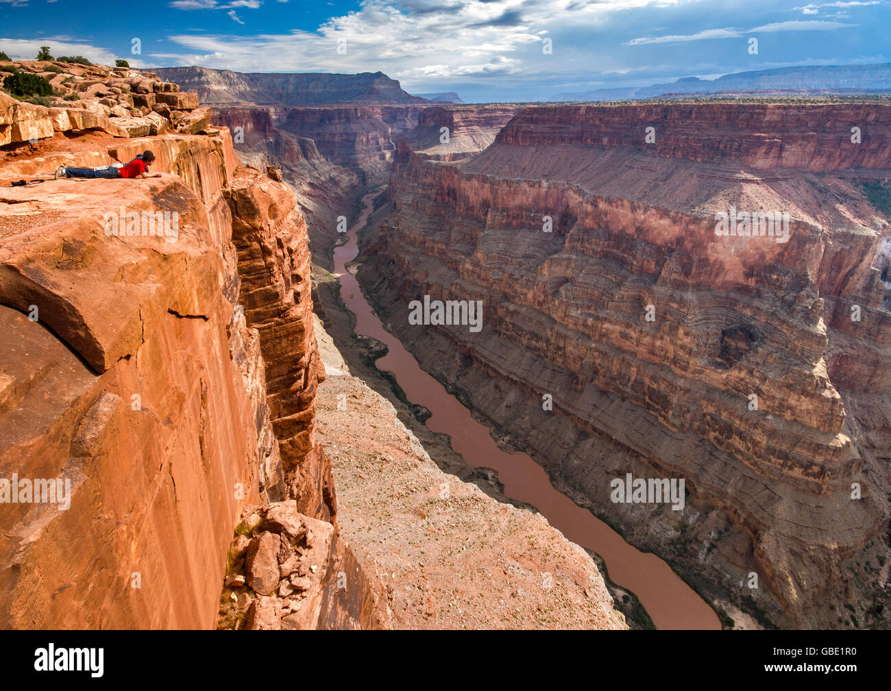 Due giovani uomini in cerca del Grand Canyon dal punto Toroweap a North Rim, 1000 metri sopra il fiume Colorado, Arizona, Stati Uniti d'America Foto Stock