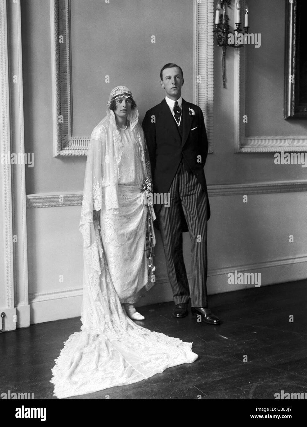 La Sposa, Lady Mary Cambridge e lo Sposo, il Marchese di Worcester alla chiesa di St. Margaret, Westminster, dopo la cerimonia. Foto Stock