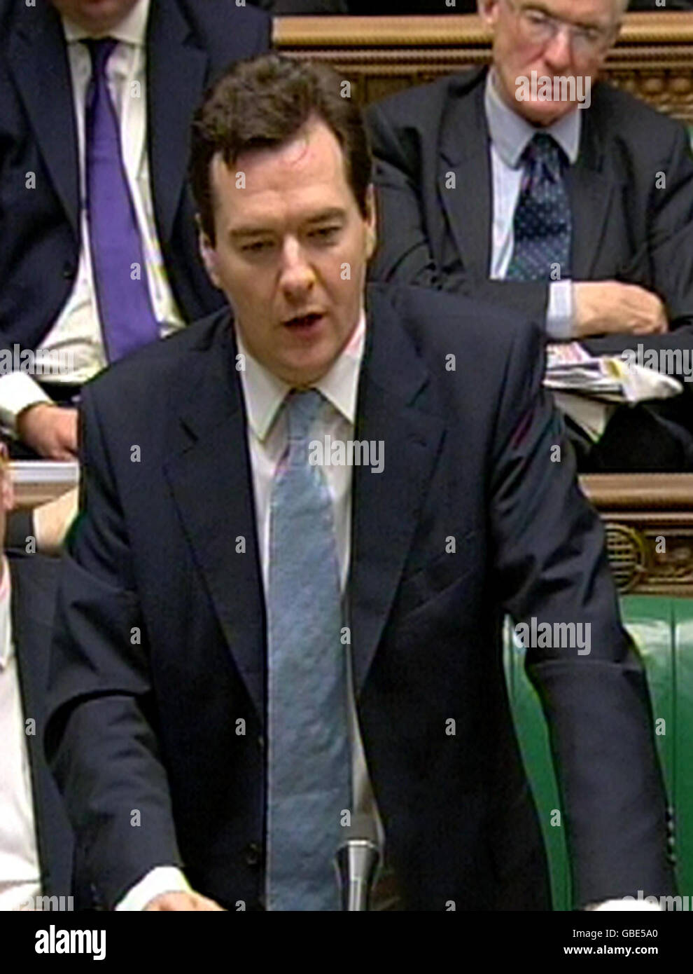 Il cancelliere ombra George Osborne parla dopo che il cancelliere Alistair Darling ha fatto la sua dichiarazione sullo schema di protezione degli asset alla Camera dei Comuni, nel centro di Londra. Foto Stock