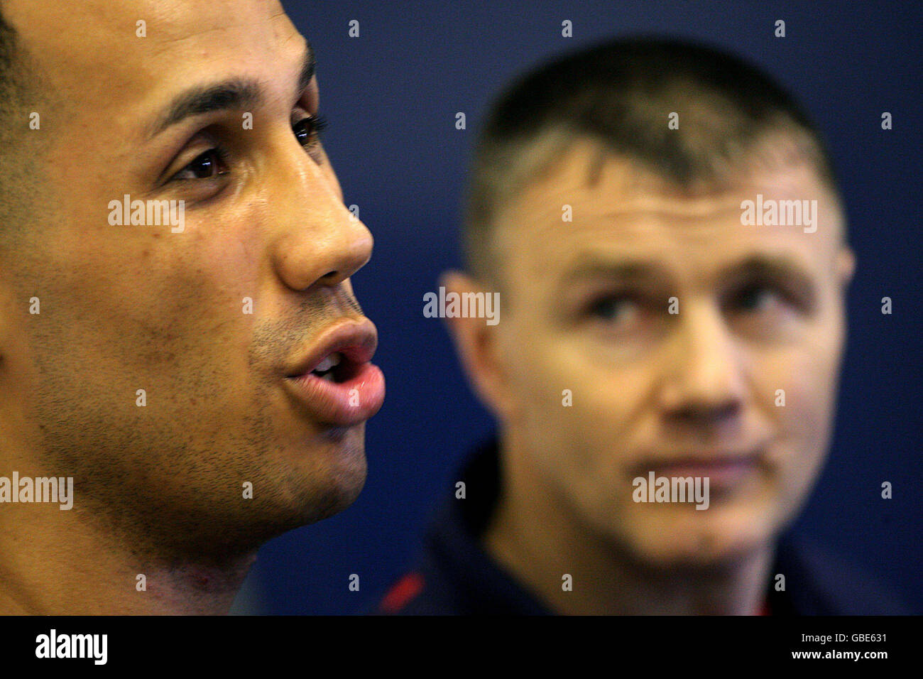 James DeGale di Londra (a sinistra) ha raffigurato con il suo allenatore Jimmy McDonnell durante una conferenza stampa in vista della sua lotta internazionale al Concorso di pesi medi contro la Vepkhia Tchilaia della Georgia, presso la National Indoor Arena di Birmingham. Foto Stock