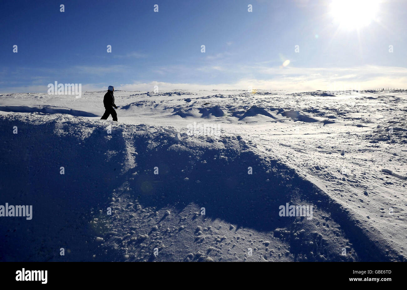 Una persona fuori camminare sulle alte Pennine vicino Bowes dopo una settimana di nevicate pesanti. Foto Stock