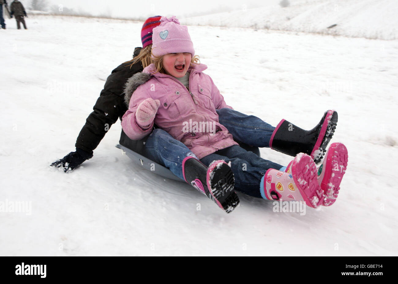 Sophie (a sinistra) e Emily, Rodi, da Cambridge, godetevi una giornata di slitte scolastiche al Royston Hertfordshire. Foto Stock