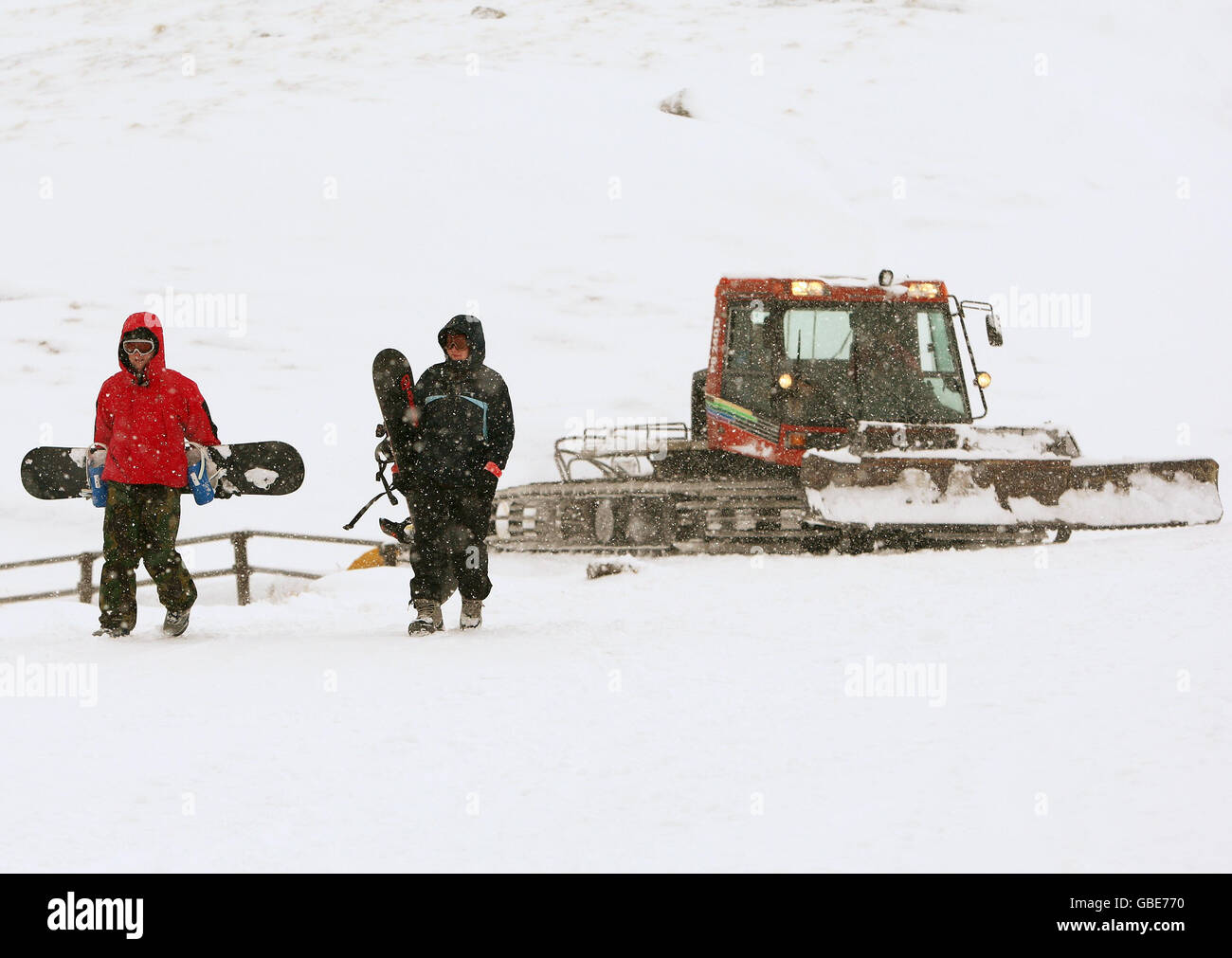 Gli sciatori della catena Nevis vicino a Fort William, come le stazioni sciistiche scozzesi hanno detto oggi si stavano rinforzando per un fine settimana di neve pesante. Foto Stock