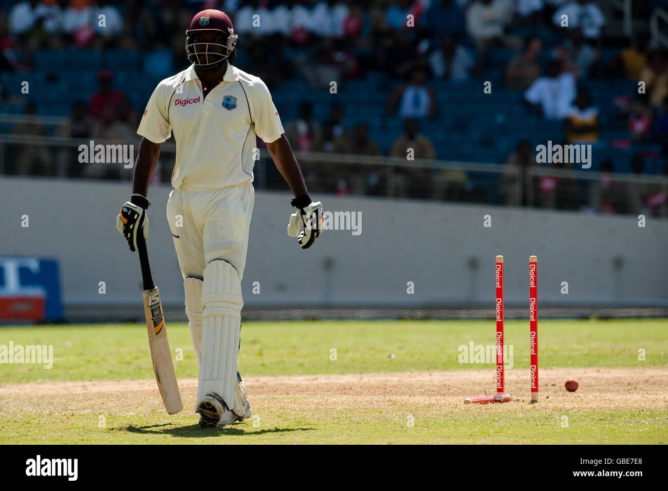 Il capitano dell'India occidentale Chris Gayle lascia il campo dopo essere stato invischiato da Stuart Broad (non illustrato) durante il primo test al Sabina Park, Kingston, Giamaica. Foto Stock