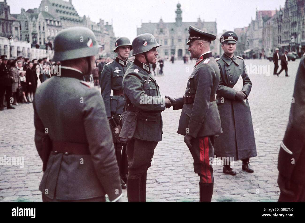 Eventi, seconda guerra mondiale / seconda guerra mondiale, Belgio, colonnello generale Walther von Brauchitsch, comandante in capo dell'esercito, con ufficiali tedeschi, Grote Markt, Ypres, giugno 1940, Additional-Rights-Clearences-Not Available Foto Stock