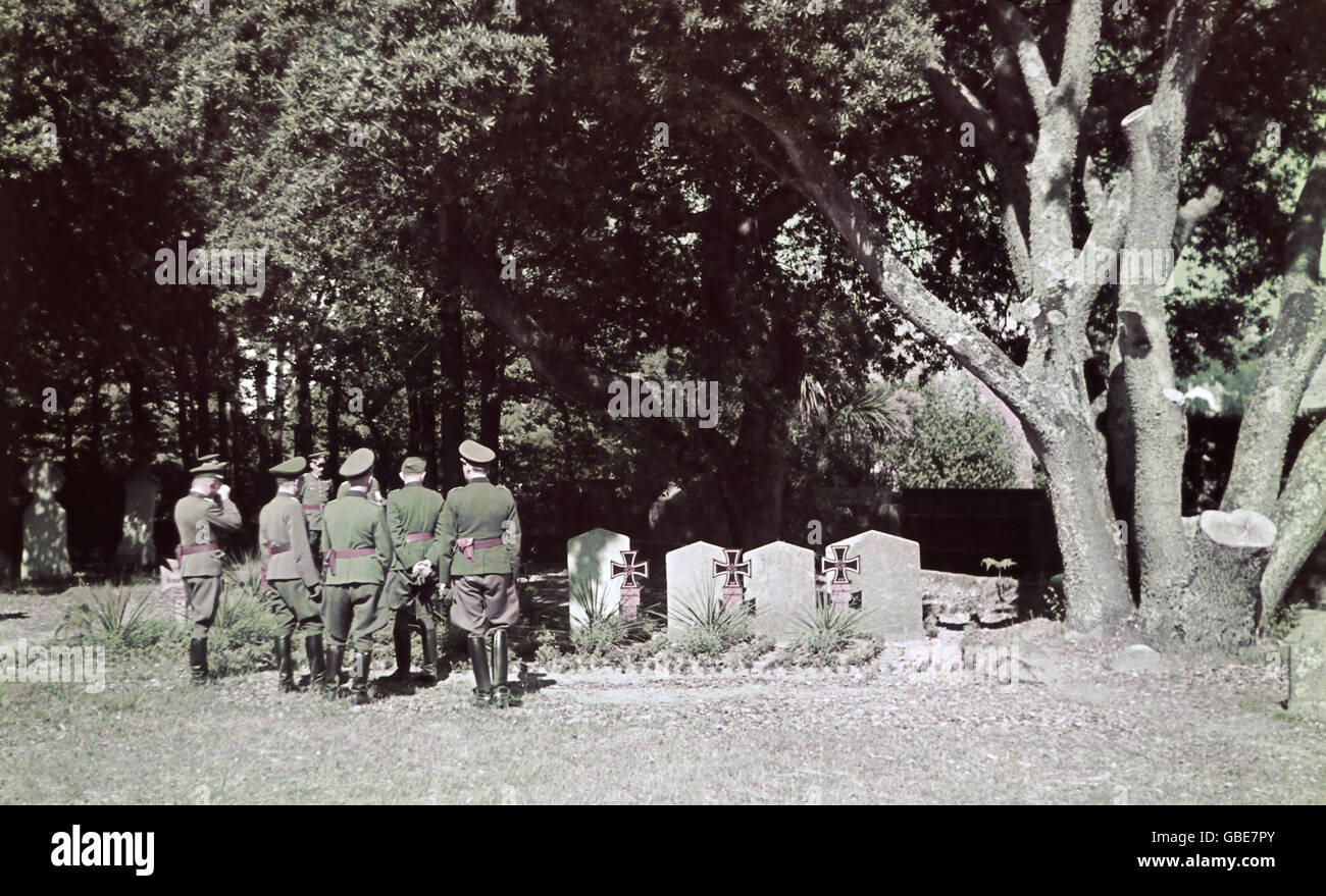 Eventi, seconda guerra mondiale / seconda guerra mondiale, Isole della Manica, ufficiali tedeschi in visita ad un cimitero, circa 1940, diritti aggiuntivi-clearences-non disponibile Foto Stock