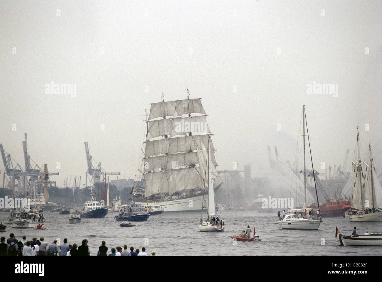 Militare, Germania, Bundeswehr, Marina, nave scuola di vela 'Gorch Fock' (1958), sfilata al 800 ° anniversario del porto di Amburgo, 1989, diritti aggiuntivi-clearences-non disponibile Foto Stock