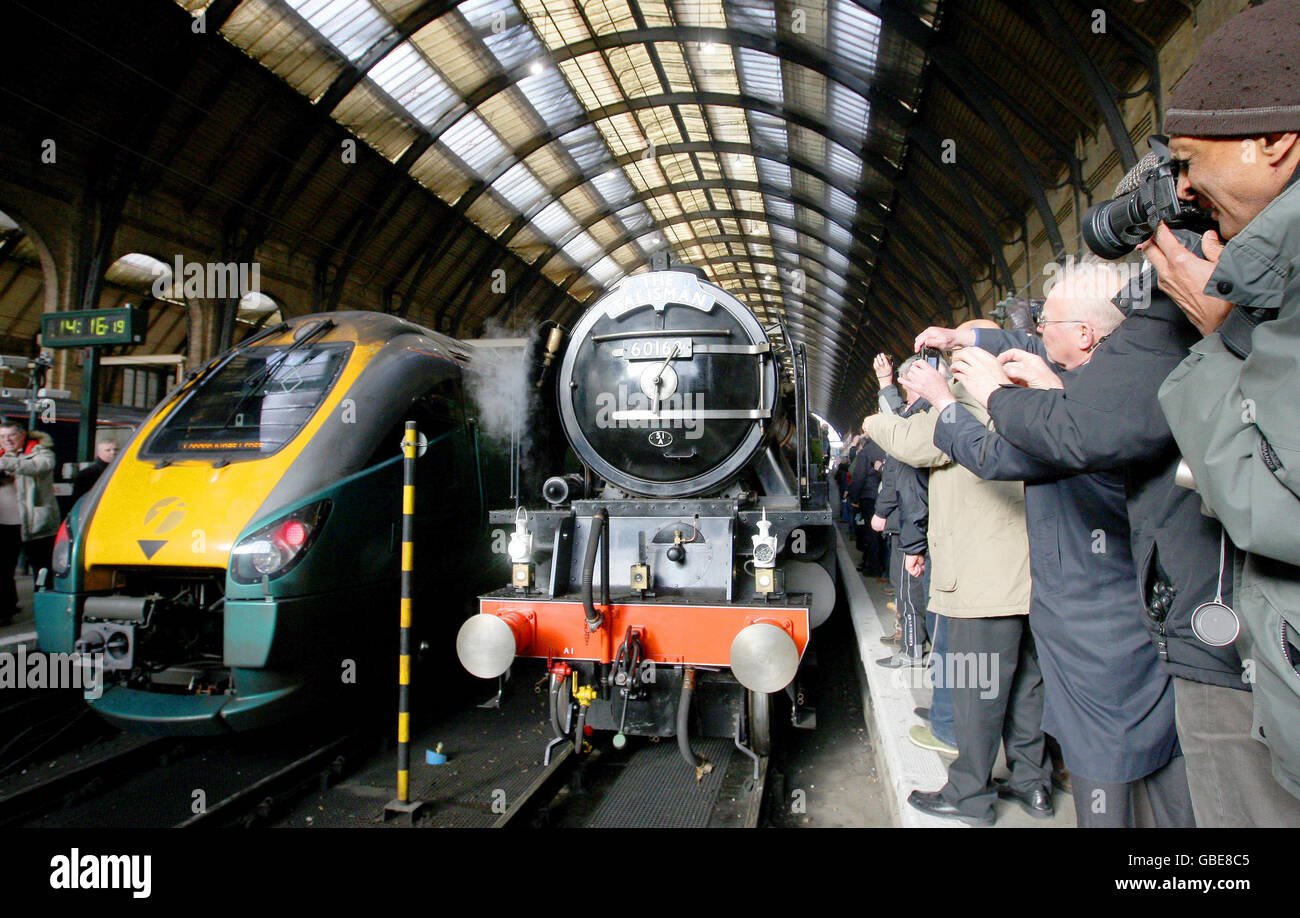 Locomotiva a vapore Tornado. La nuova locomotiva a vapore di 3 m Tornado arriva alla stazione London King's Cross. Foto Stock