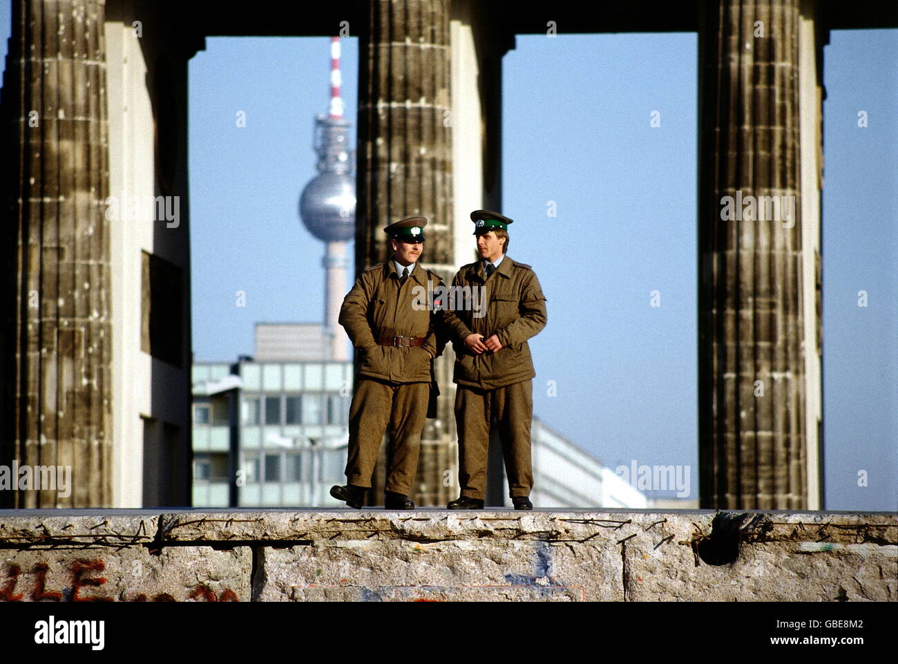 Geografia / viaggio, Germania, Muro di Berlino, pattuglia di confine che si trova sul muro di fronte alla porta di Brandeburgo, circa 1990, diritti aggiuntivi-clearences-non disponibile Foto Stock