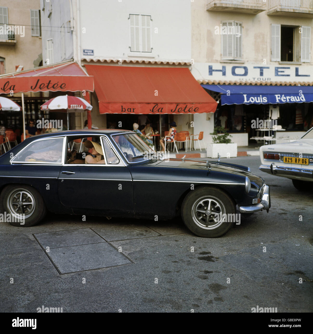 Geografia / viaggio, Francia, Saint Tropez, scena stradale, MG auto sportiva vicino al porto, di fronte a caffè di strada, 1973, diritti aggiuntivi-clearences-non disponibile Foto Stock