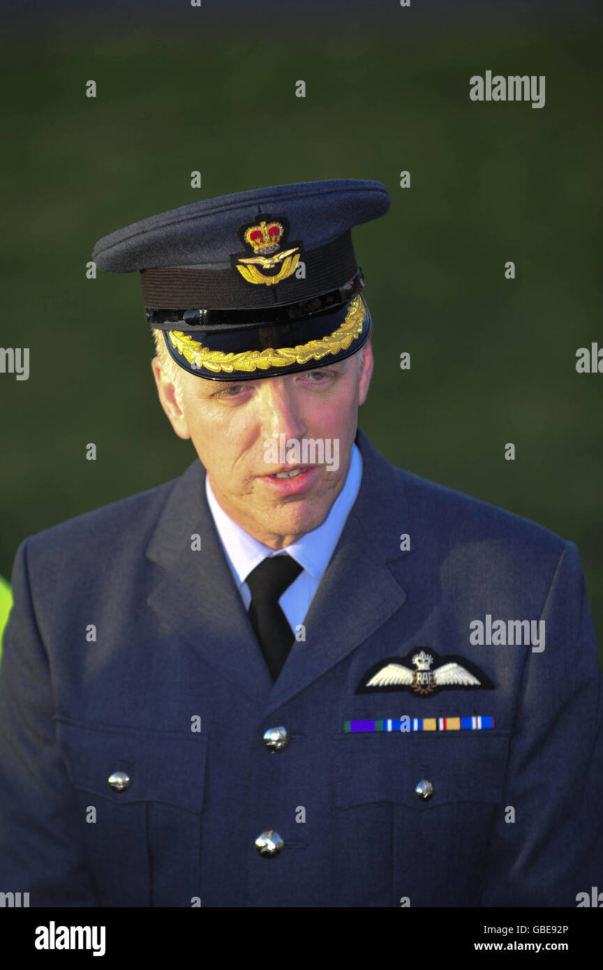 Un comunicato stampa è stato letto dal Capitano Andy Nasmith del Gruppo RAF, sulla scena nella zona di Porthcawl del Galles del Sud, dove fino a quattro persone sono state temute morte in una collisione a mezz'aria vicino a una riserva naturale. Foto Stock