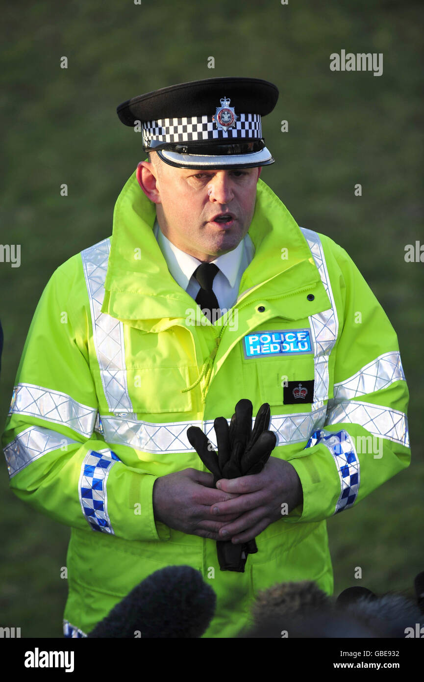 Un comunicato stampa è letto dal comandante della polizia Bridgend Tim Jones, sulla scena nella zona di Porthcawl del Galles del Sud, dove fino a quattro persone sono state temute morte in una collisione a mezz'aria vicino a una riserva naturale. Foto Stock