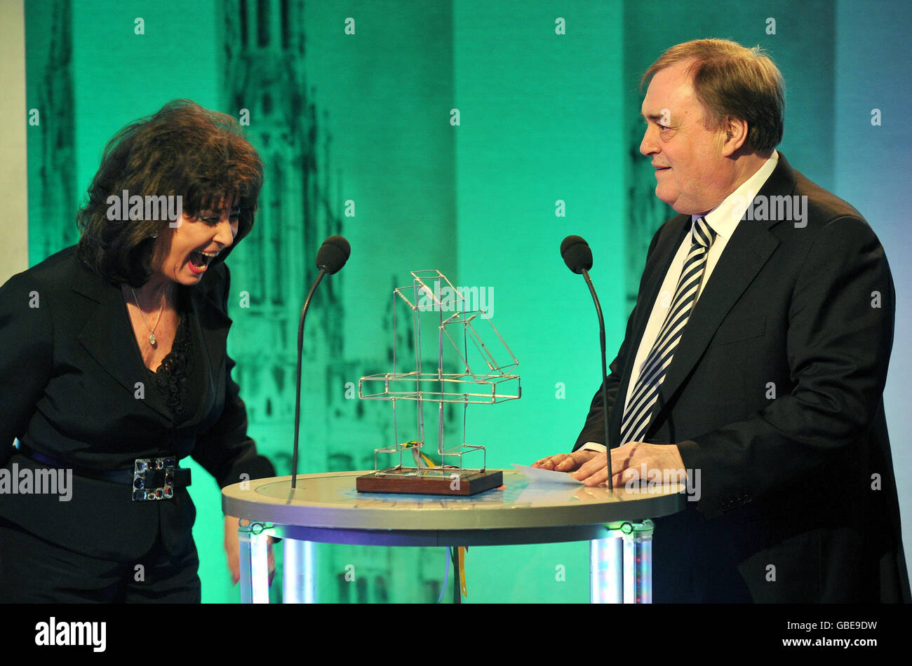 John e Pauline Prescott accettano entrambi il Politics in the Media Award, durante la cerimonia di premiazione politica di Channel 4 News a Londra. Foto Stock