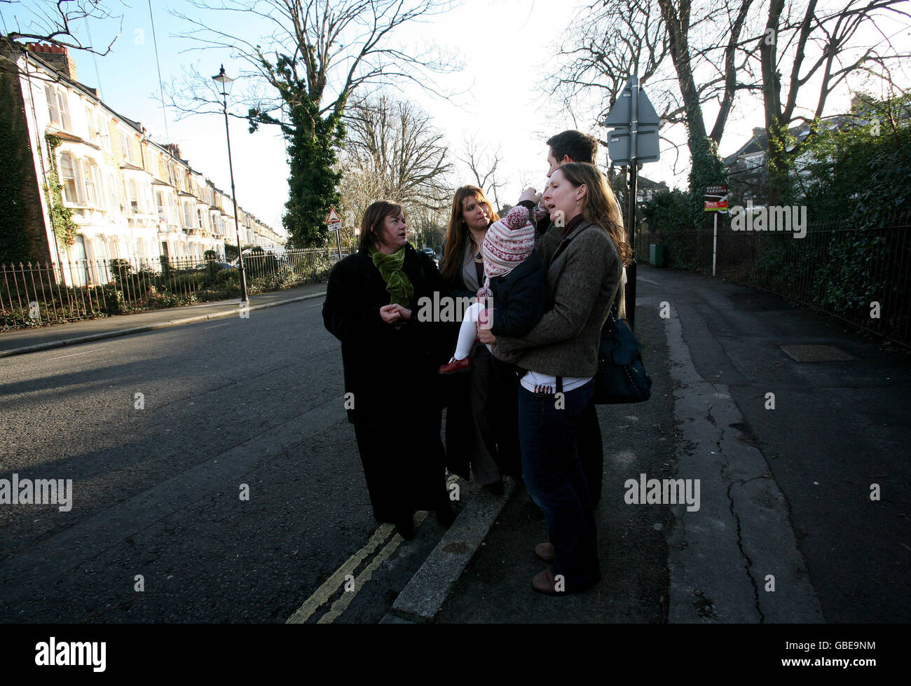 Sara Payne, campione delle nuove vittime, e Louise Casey, consigliere governativo per la giustizia e il crimine di vicinato, parlano alla famiglia Macdonald che vive a Brixton di problemi di marciapiede e prostituzione nella zona in cui vivono. Foto Stock