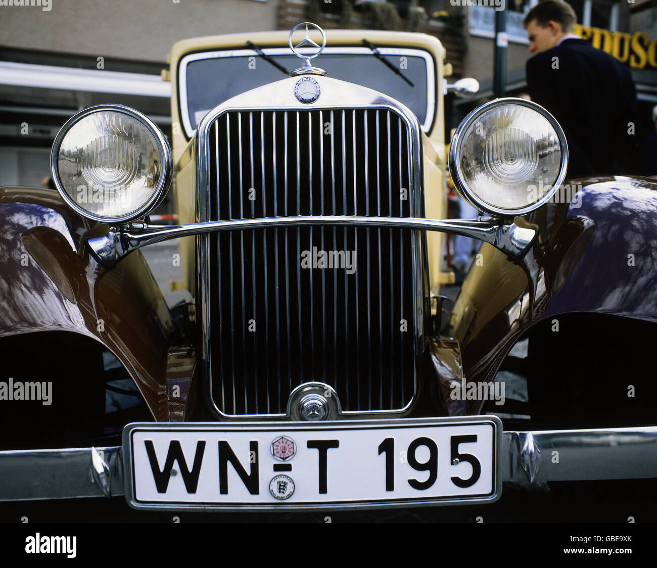 Trasporto / trasporto, auto, veicoli varianti, Mercedes, auto veterano, griglia radiatore con Mercedes STAR, 20 ° secolo, storico, faro, faro, fari, fari, targa, targa, targa, targa, targa, targa, targhe, automobili, vista frontale, frontale, griglia radiatore, griglia radiatore, cappottatura radiatore, griglie radiatore, griglie radiatore, Calandra, auto veterana, auto classica, auto d'epoca, auto veterane, auto classiche, auto d'epoca, auto, auto, persone, diritti aggiuntivi-clearences-non disponibile Foto Stock