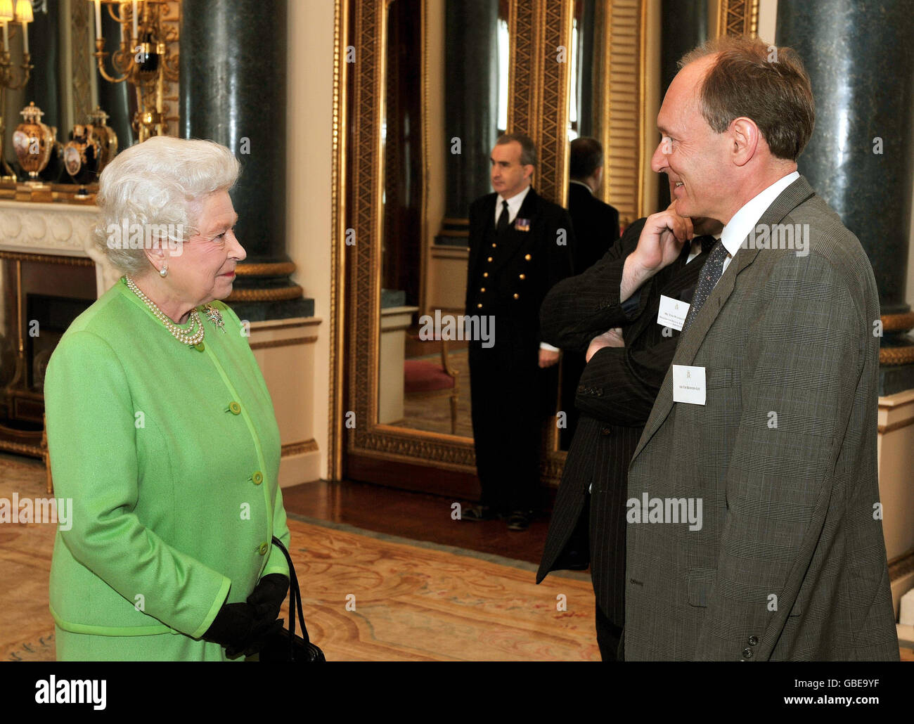 La Regina Elisabetta II della Gran Bretagna scuote le mani con Sir Tim Berners-Lee l'inventore del World Wide Web, prima di lanciare nuovamente il sito della Monarchia a Buckingham Palace, nel centro di Londra, questo pomeriggio. Foto Stock