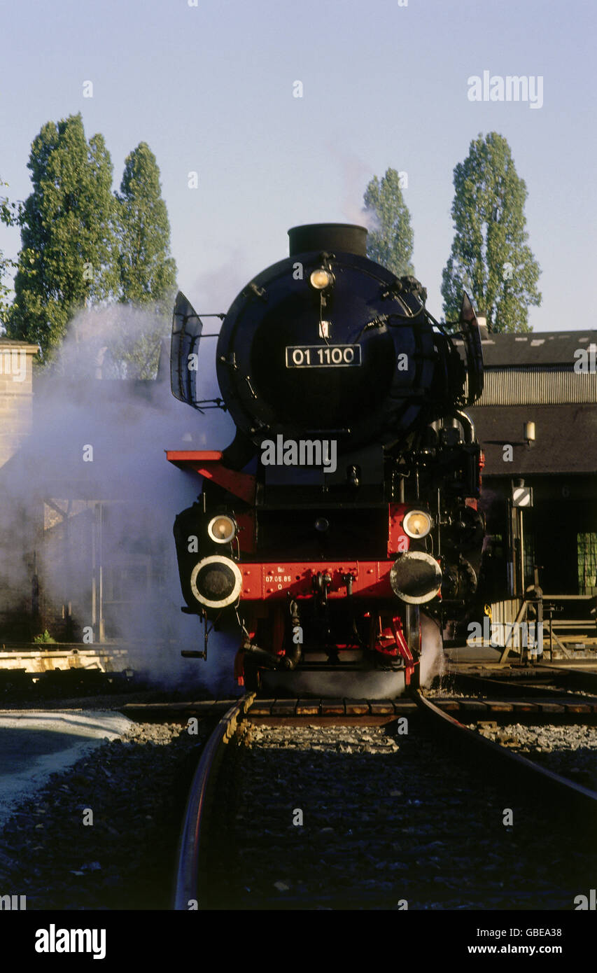 Trasporti / trasporto, ferrovia, locomotive, locomotiva a vapore 01 1100 della Ferrovia tedesca, giradischi del deposito di Norimberga, Germania, XX secolo, storico, locomotiva, loco, ferrovia a vapore, ferrovia, ferrovia, ferrovia, vista frontale, frontale, capannone, treno veterano, anni '90, diritti aggiuntivi-clearences-non disponibili Foto Stock