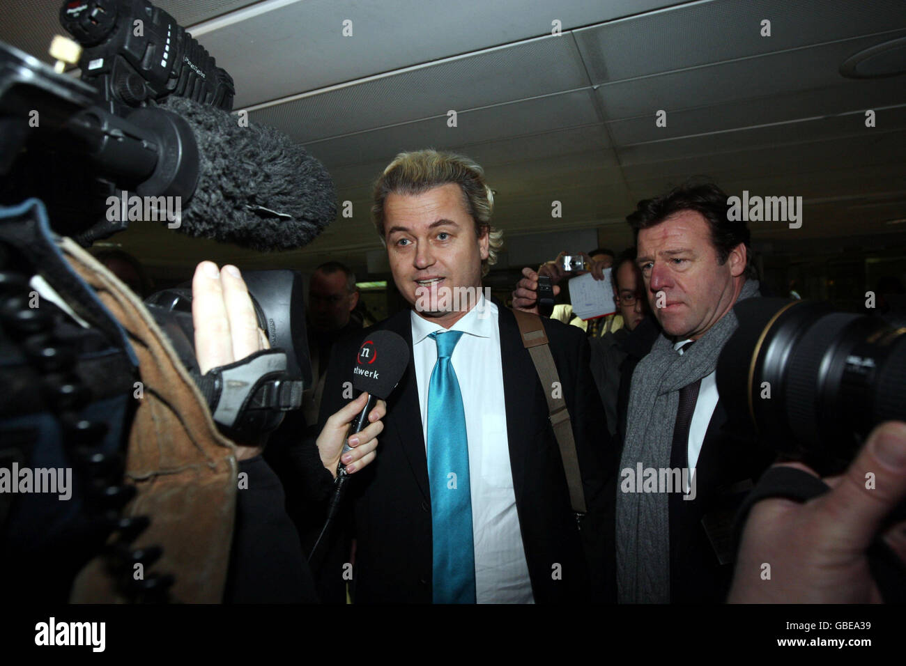 Il politico olandese di destra Geert Wilders arriva all'aeroporto di Heathrow, Londra, dopo che gli è stato vietato di entrare nel Regno Unito per le sue opinioni anti-Islam. Foto Stock