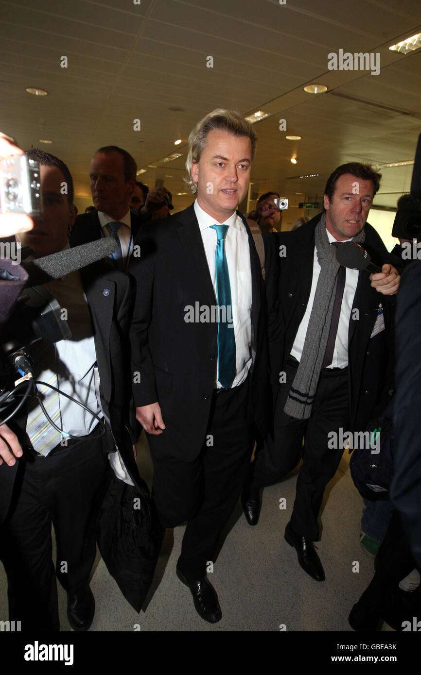 Il politico olandese di destra Geert Wilders arriva all'aeroporto di Heathrow, Londra, dopo che gli è stato vietato di entrare nel Regno Unito per le sue opinioni anti-Islam. Foto Stock