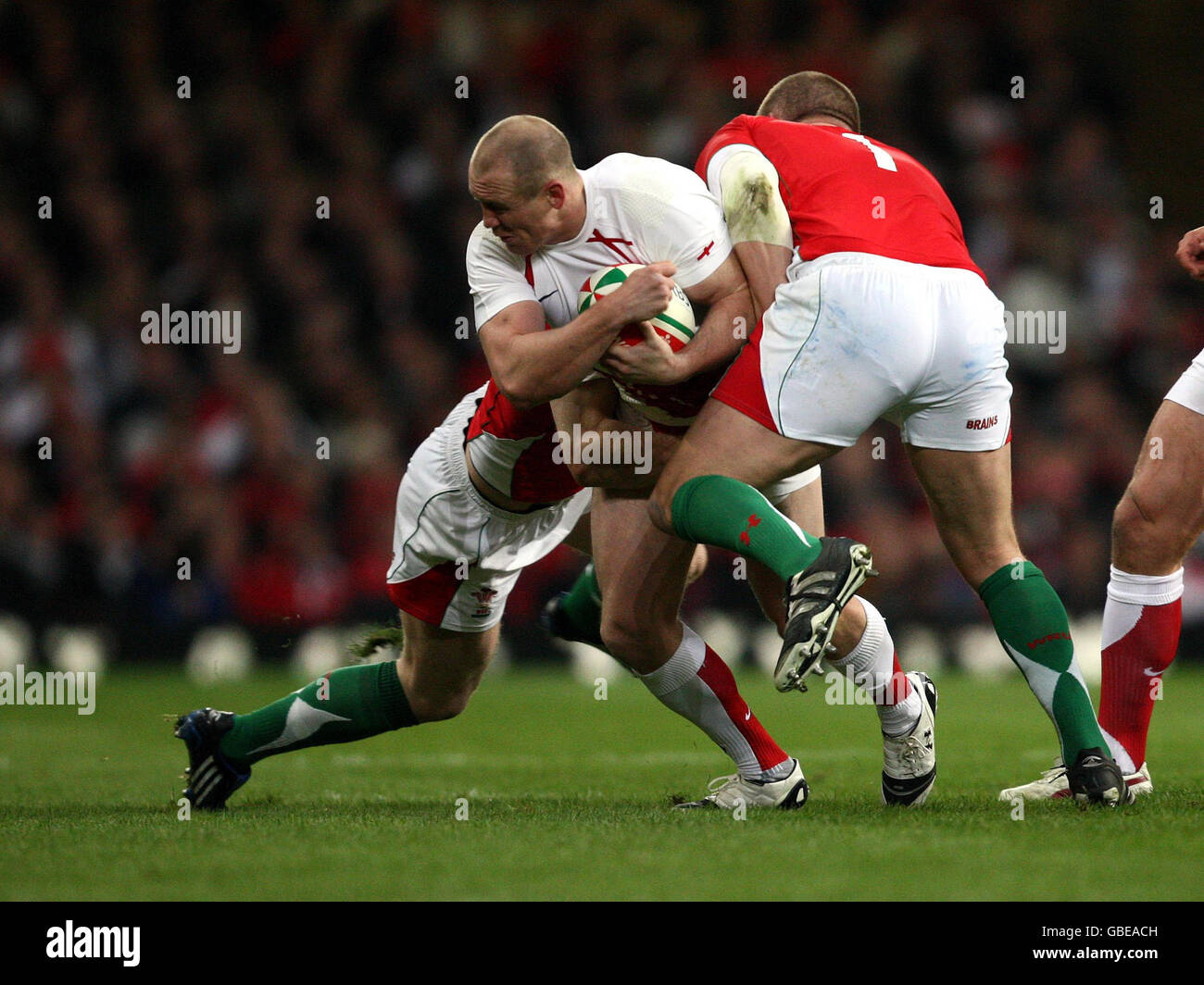 Rugby Union - RBS Six Nations Championship 2009 - Galles / Inghilterra - Millennium Stadium. Mike Tindall in Inghilterra è catturato da Getin Jenkins e Mark Jones durante la partita delle 6 Nazioni RBS al Millennium Stadium di Cardiff. Foto Stock