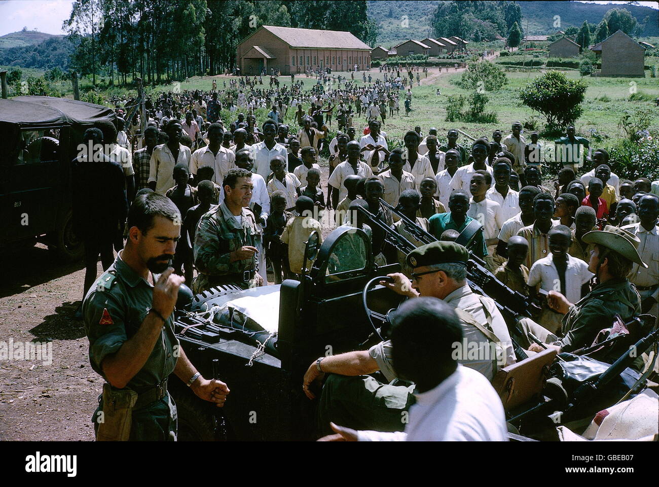 Geografia / viaggio, Congo, rivolta di Simba 1964 - 1965, mercenari che riposano in un villaggio, dicembre 1964, crisi del Congo, Guerra civile, , Africa, militare, arresto, mitragliatrice, 20 ° secolo, storico, persone, maschio, uomo, uomini, anni 60, donna, donne, donne, diritti aggiuntivi-clearences-non disponibile Foto Stock