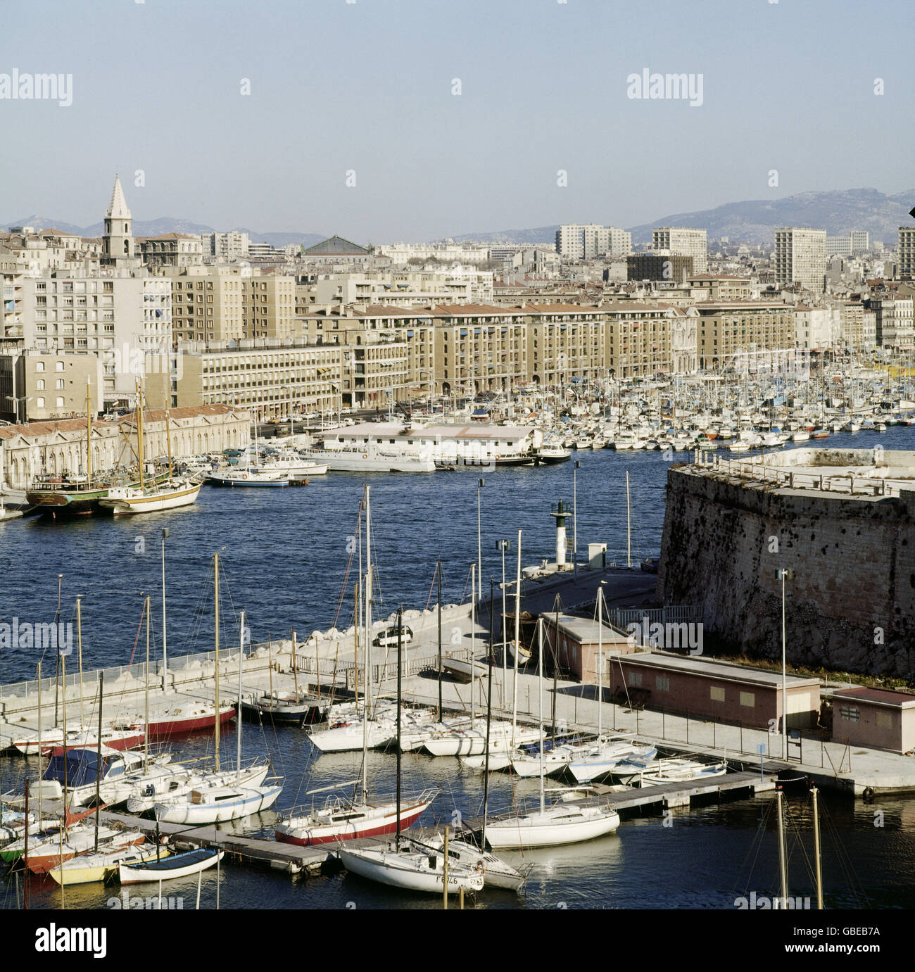 Geografia / viaggio, Francia, Marsiglia, vista sulla città di Fort Saint  Nicolas verso il vecchio porto (Vieux Port), anni '70, diritti  aggiuntivi-clearences-non disponibile Foto stock - Alamy