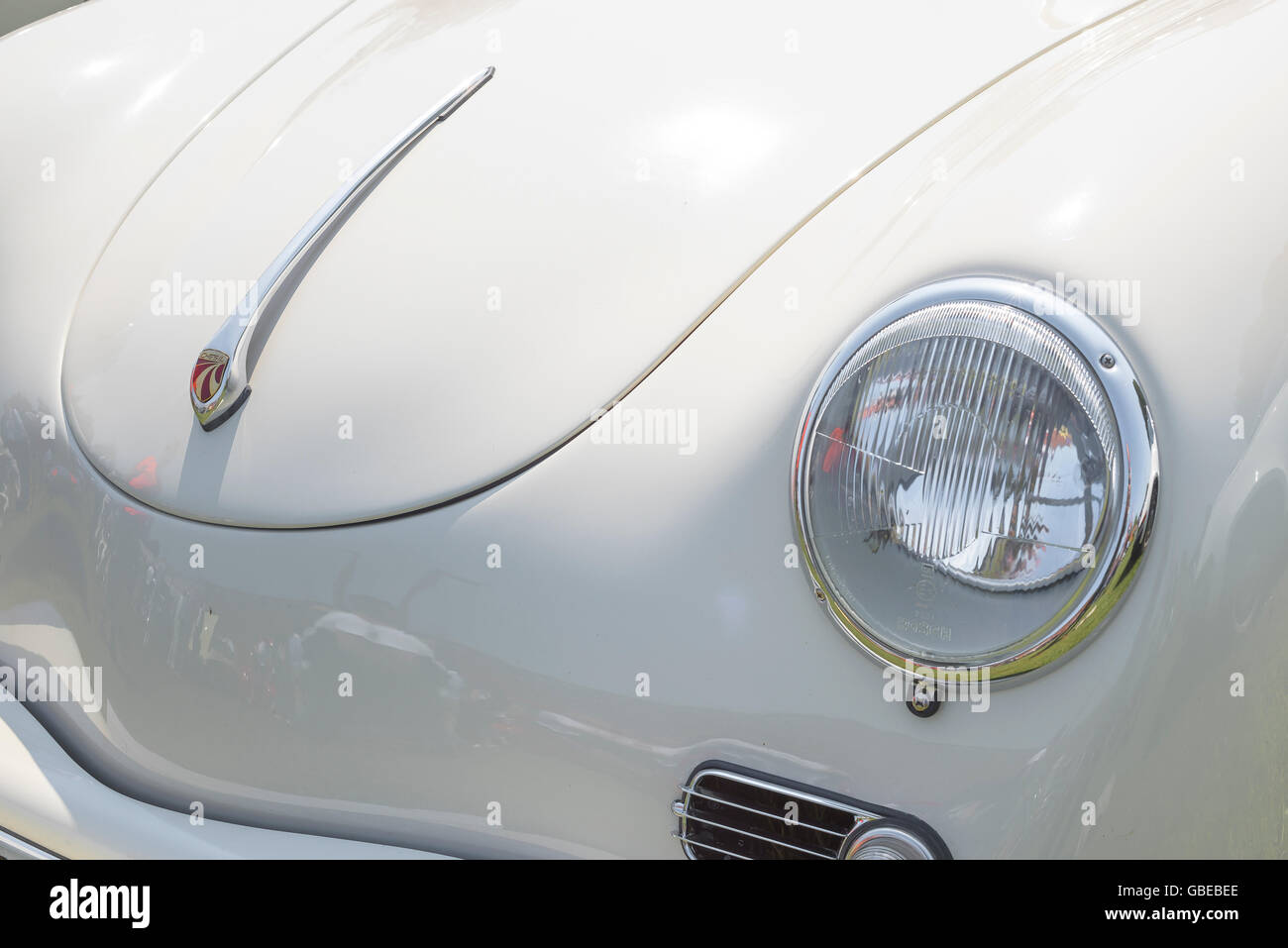 Dettaglio della parte anteriore di un bianco degli anni cinquanta Porsche Speedster. Foto Stock